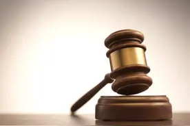 买熟食时因收钱引发纠纷 服务员将老人打致鼻骨骨折获刑图片