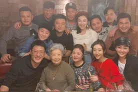 中戏99届同学聚会罕曝光：44岁于小伟依旧帅，于震喝到脸通红图片
