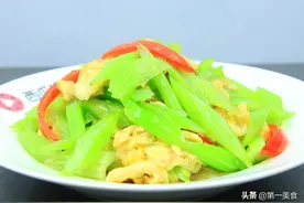 西芹炒鸡蛋不要直接下锅炒，多做这一步，清脆入味，热量低更健康图片