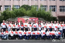 中秋国庆双节重逢 娄底三中和国旗同框（组图）图片