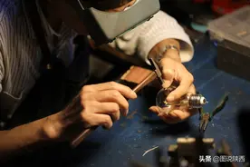 展绝技！陕西锔瓷艺人柴桂宁 电钻打孔锤子钉钉破碎的灯泡也能修图片