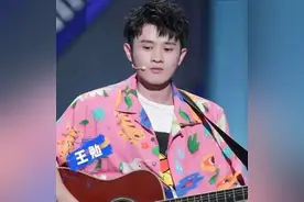 “脱口秀大会”第三季总冠军王勉：世界以痛吻我，我扇他个巴掌图片