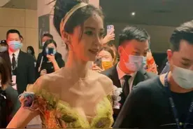 32岁杨颖慈善夜造型超美，瘦出肋骨胸，大牌高定全球第一个穿图片