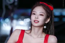 小猫咪JENNIE，我太爱这场的妮妮了，红色真的很适合妮图片