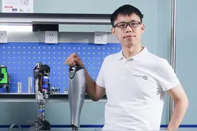 我，寒门学子，9岁截肢后疯狂学习，读完博士给自己造了一条腿图片