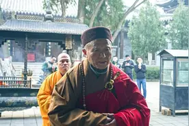 父母带2岁女儿去寺庙上香，走到门口却被一老和尚拦下：女娃别进图片