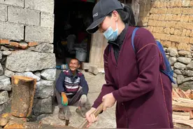51岁影后咏梅扛锄头砍柴，毛衣起球帽子79，吃路边摊不见老公图片