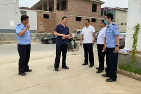 区领导殷成茂到南三环辅路施工现场调研指导图片