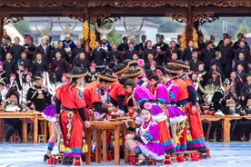 这个苗寨有两大奇观，女人穿5寸超短裙粮仓建水中，全国独一无二图片