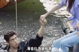 金晨拍戏花絮曝光，缠多层保鲜膜仍怕水凉，水太脏还有不明漂浮物图片