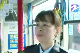 司机大姐出妙招 杭州13路冰冷的公交车扶手穿上了“毛衣”视频封面