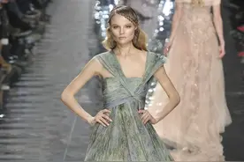 经典回顾｜Elie Saab 2010 ​春夏高定 波光粼粼 美cry的仙女裙图片