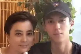 58岁李玲玉罕见露面，23岁混血儿子身高2米，酷似吴磊帅气十足图片