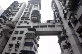 重庆有个“奇葩”小区，楼高24层却没有电梯，网友：居民真敢住图片