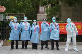 【抗疫一线】“谁都不是一个人在战斗”图片