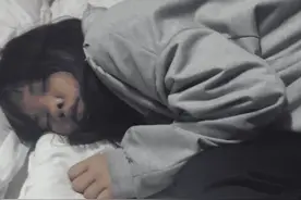 “这是我女朋友睡觉的模样，你们的呢？”哈哈哈狗爬式睡姿图片