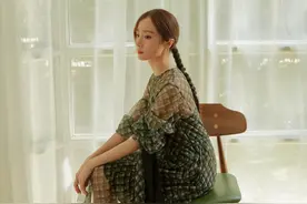 靠颜值撑起来了！胡冰卿透视格纹裙配棉袜短靴，浑身都是清爽感图片