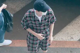 厉害了！王俊凯打卡最高检后现身机场 穿红黑格纹套装少年力max图片