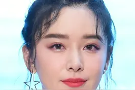 阚清子的小碎花搭配太惊艳了，生动诠释森系少女风图片