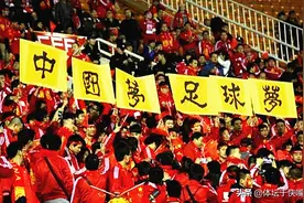 他是得到世界承认的中国球王，踢球力道之大，能一脚洞穿球网图片