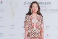 41岁霸气性感秦海璐，礼服深v惹人眼，日常穿搭没想到这么清新图片