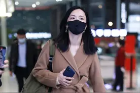 41岁姚晨状态好嫩，穿浴袍大衣秀细腰，可惜素颜看着有点没精神图片