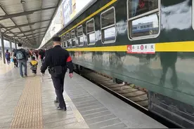 重庆游不一样玩法：乘绿皮火车逛废弃古镇，赏中国第二铁路大桥图片