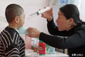 卖房救子，坚强妈妈倾家荡产也要让儿子活下去图片