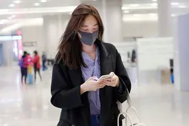 米露这是把机场当成秀场了，将大衣穿出了贵气范，气场太强大了图片