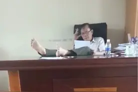 越南一官员被停职！在办公室把双脚放在办公桌上图片