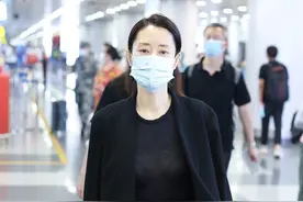 刘敏涛果然有大姐风范，穿一套黑装走机场，那叫一个酷啊图片