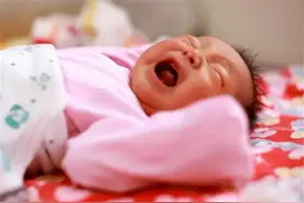 新生儿哭闹不肯吃奶，宝妈掀开衣服一看，原来是婆婆动的“手脚”图片