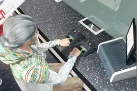 做饭40多年指纹磨没了？妈妈办证发现指纹“消失” 3D释疑咋回事视频封面
