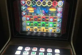 一男子打工三年，挣得钱全部输给老虎机图片
