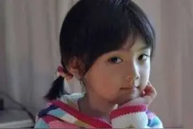 幼儿园老师给孩子扎头发，宝妈看后怒斥：咋不给自己的孩子扎？图片