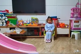 三岁​宝宝模仿幼儿园老师，奶凶奶凶萌翻了！可怜的娃经历了什么图片