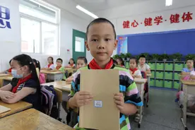 小学生比赛环保包书皮，与塑料书皮说拜拜图片