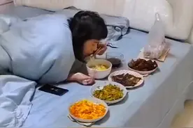 河北一妻子不愿下床，丈夫将做好的菜饭端到床上，网友瞬间炸开锅图片