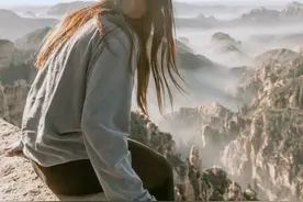 一个人心酸委屈的句子 | 我从没亏待过自己，却不介意为你受委屈图片