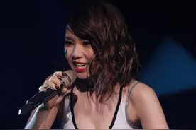 邓紫棋豁出去了？穿背心秀曲线，黑网袜太辣眼！身材157cm里罕见图片