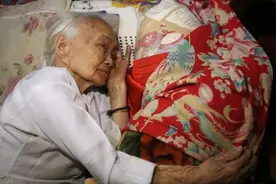 97岁越南老妇，抱着日军衣服睡觉六十余年，儿子痛恨也痴心不改图片