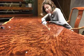 昆明46年工龄老师傅家藏绝美大板，北京富豪砸重金，他却死活不卖图片