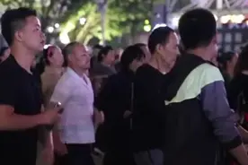 贵州大叔自创新式广场舞 近千人参与成大型“蹦迪”图片
