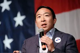 为亚裔的身份羞耻，反华先锋，曾竞选美国总统，他是香蕉人杨安泽图片