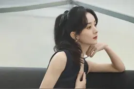赵丽颖压轴亮相，穿迪奥经典小黑裙看似低调，一身行头却价值不菲图片