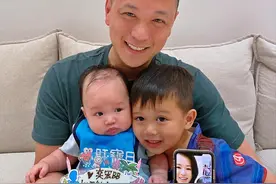 李乘德晒照为三胎儿子庆祝百日，胡杏儿隔空出镜，奕宏神态像奕霆图片
