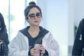 赵丽颖单身后更像小姑娘，卫衣裙叠穿白衬衫好洋气，比00后会穿图片