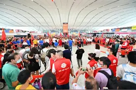 国庆假期最后一天，一场快闪燃爆深圳北站图片