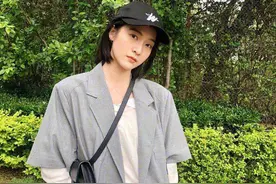 张雪迎私服照，身穿灰色短袖西装外套，简约高级图片