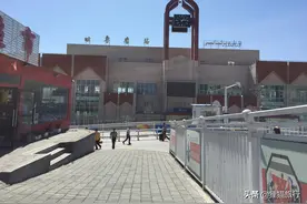 新疆吐鲁番大河沿镇因大河沿河而得名，这里是南北疆铁路枢纽图片